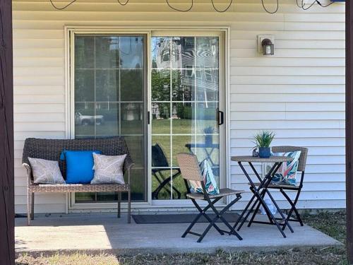 3 Bed 2 Bath, 887 Karisa Lane Carver Townhouse in North Liberty, USA