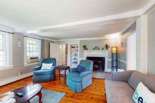 Saltbox Home in Sagamore Beach, USA