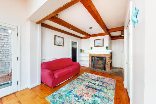 Saltbox Home in Sagamore Beach, USA