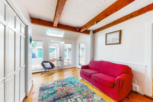 Saltbox Home in Sagamore Beach, USA