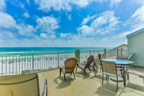 Commodore's Retreat 402 - Beach service included 2 chairs and 1 umbrella March through October