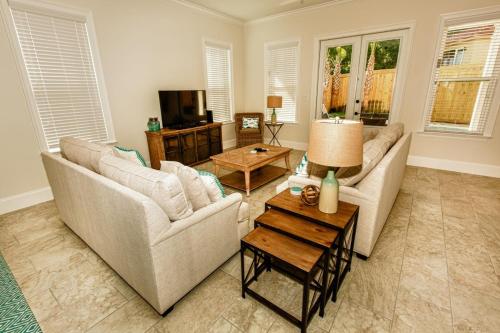 Wanderlust - Modern Home Close to the Beach Private Pool image