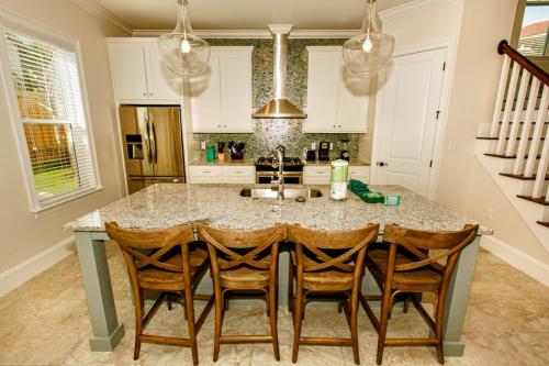 Wanderlust - Modern Home Close to the Beach Private Pool near Captain Dave's On The Gulf