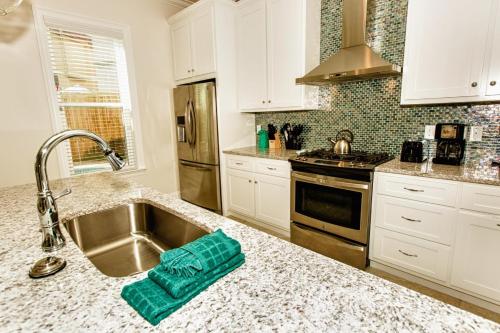 Wanderlust - Modern Home Close to the Beach Private Pool near Captain Dave's On The Gulf