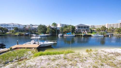 The Back Porch - Is a relaxing 4 bedroom 3 bathroom House on Holiday Isle near Boshamps Seafood & Oyster House