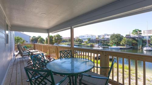 The Back Porch - Is a relaxing 4 bedroom 3 bathroom House on Holiday Isle near Boshamps Seafood & Oyster House