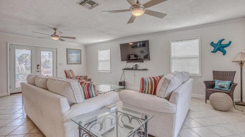 The Back Porch - Is a relaxing 4 bedroom 3 bathroom House on Holiday Isle near Boshamps Seafood & Oyster House