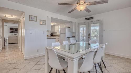 The Back Porch - Is a relaxing 4 bedroom 3 bathroom House on Holiday Isle near Boshamps Seafood & Oyster House