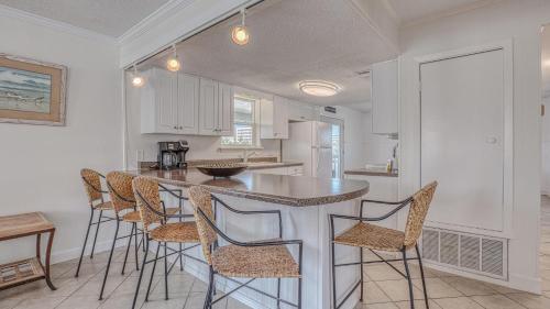 The Back Porch - Is a relaxing 4 bedroom 3 bathroom House on Holiday Isle near Boshamps Seafood & Oyster House