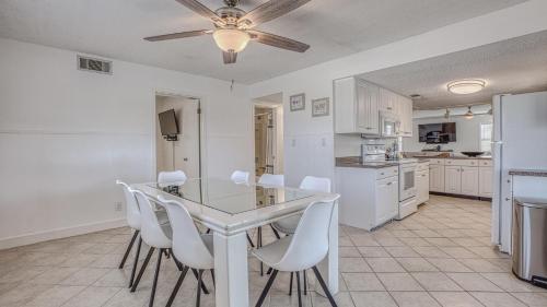 The Back Porch - Is a relaxing 4 bedroom 3 bathroom House on Holiday Isle near Boshamps Seafood & Oyster House