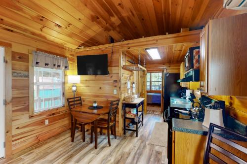 Wildlife Cabin On The River in Bryson City, USA