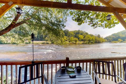 Wildlife Cabin On The River