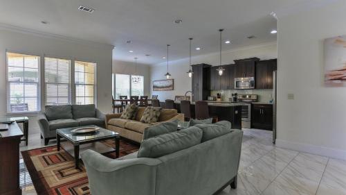 Playa Blanca - Steps to the beach Sleeps 14 has community pool, Destin