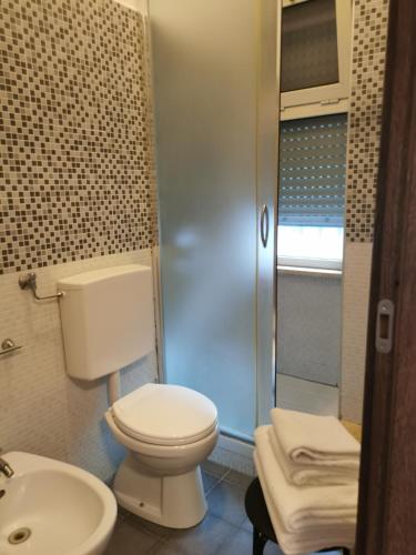 Triple Room with Private Bathroom image 5