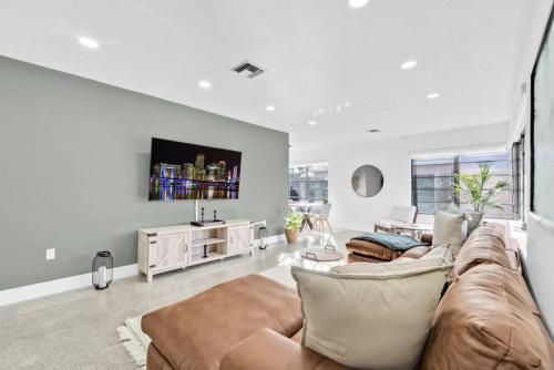 Modern Pool Home Great for Families in Pembroke Pines