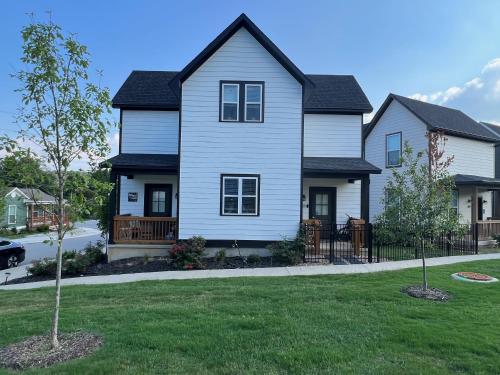 B&B Fayetteville - New Centennial Park Luxury Smart Home w Courtyard - Bed and Breakfast Fayetteville