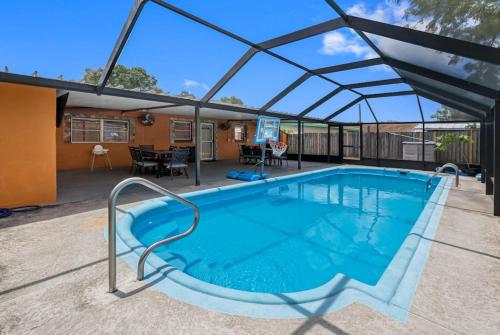 Inviting 7-Bedroom home - Private screened pool in Tampa, USA