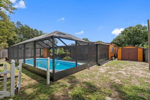 Inviting 7-Bedroom home - Private screened pool in Tampa, USA