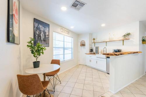 Downtown Pearl Bungalow at Beer Ranch Project in Wimberley, USA
