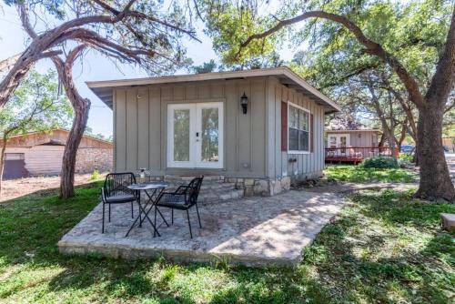 Downtown Pearl Bungalow at Beer Ranch Project in Wimberley, USA