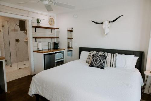 Downtown Studio 3 at Beer Ranch Project Inn in Wimberley, USA