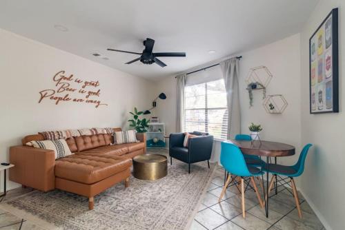 Downtown Lonestar Bungalow at Beer Ranch Project in Wimberley, Vereinigte Staaten von Amerika