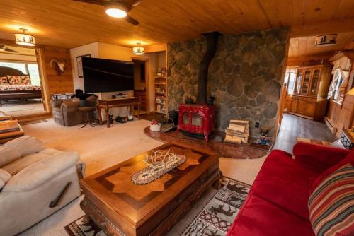 Warm Woodland Getaway with Land