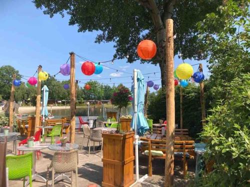 Діяльність, Luxe chalet met airco bij bos en zwemwater in Хевелавен