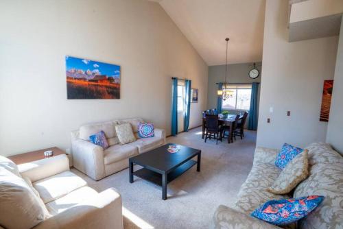 Hillcrest Chalet - Spa - Firepit - Views - USAFA in Colorado Springs, USA