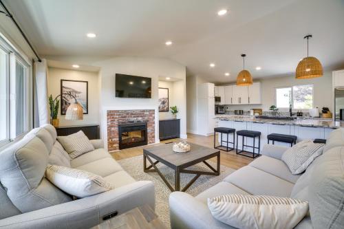 Modern Del Rey Oaks Retreat 2 Mi to Monterey Bay!