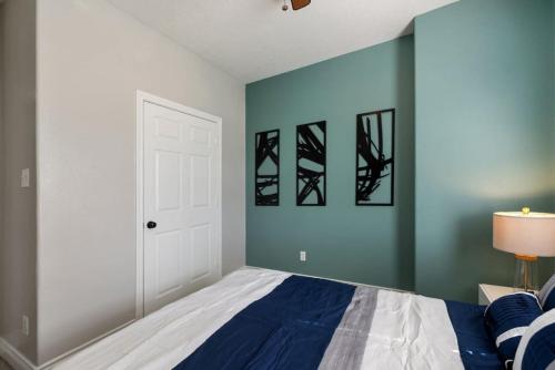 Modern 3 Bedroom with 85 Inch TV in Houston, USA