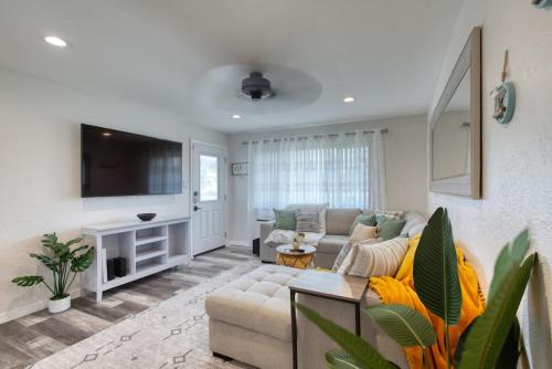 Tropical Vibes Bungalow with Pool Tropical Vibes Bungalow with Pool