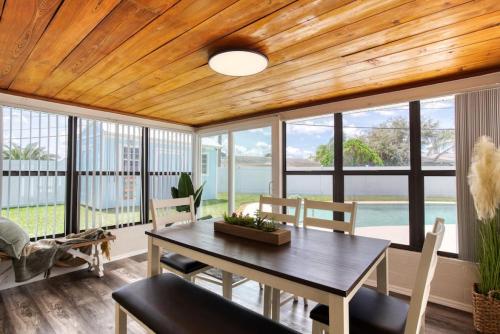 Tropical Vibes Bungalow with Pool Tropical Vibes Bungalow with Pool