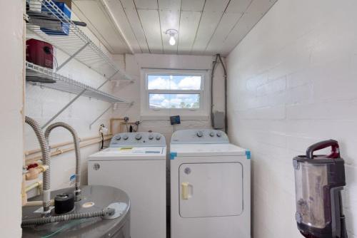 Tropical Vibes Bungalow with Pool Tropical Vibes Bungalow with Pool