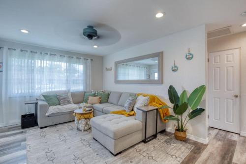 Tropical Vibes Bungalow with Pool Tropical Vibes Bungalow with Pool