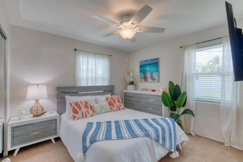 Tropical Vibes Bungalow with Pool Tropical Vibes Bungalow with Pool