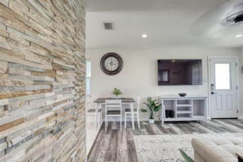 Tropical Vibes Bungalow with Pool Tropical Vibes Bungalow with Pool