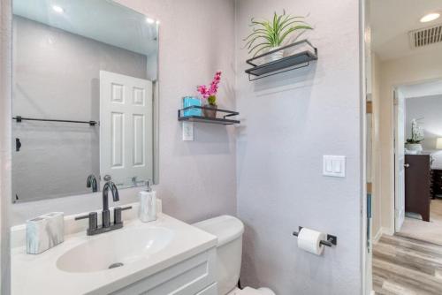 Tropical Vibes Bungalow with Pool Tropical Vibes Bungalow with Pool