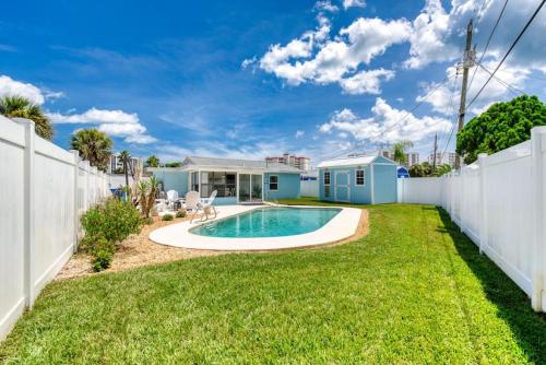 Tropical Vibes Bungalow with Pool Tropical Vibes Bungalow with Pool