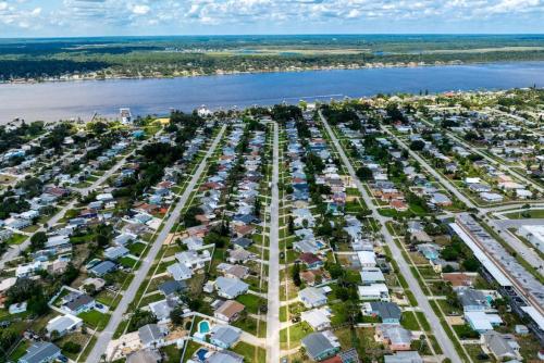 Tropical Vibes Bungalow with Pool Tropical Vibes Bungalow with Pool