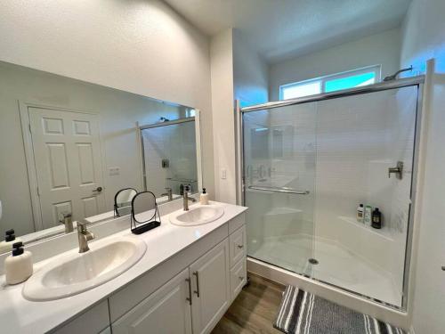 Modern Lux Home Near Disneyland And In The Heart Of OC! in Santa Ana, USA