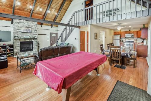 Poconos Chalet newly renovated, great location home