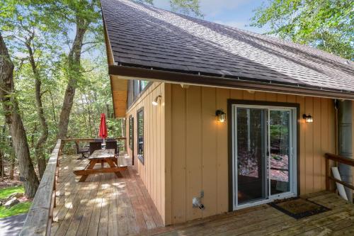 Poconos Chalet newly renovated, great location home