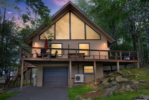 Poconos Chalet newly renovated, great location home