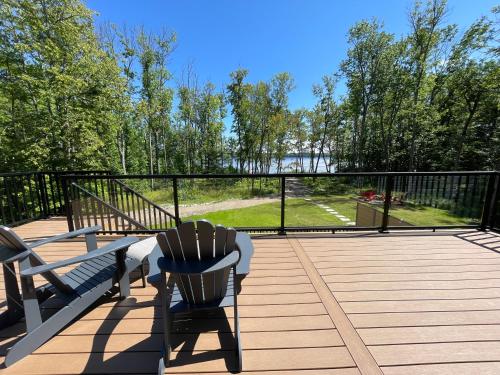 Waterfront cottage with hot tub & private beach in Muskokas