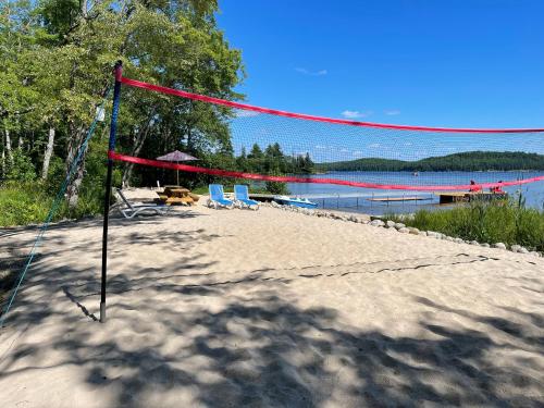 Waterfront cottage with hot tub & private beach in Muskokas