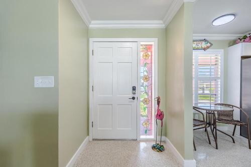 Pet Friendly Paradise with AMAZING Gulf Access - Flamingo Cottage - Roelens Vacations - image 9