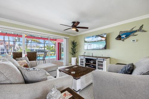 Pet Friendly Paradise with AMAZING Gulf Access - Flamingo Cottage - Roelens Vacations - image 12