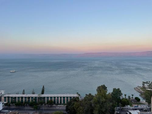 נגיעה מהים in Lower Tiberias