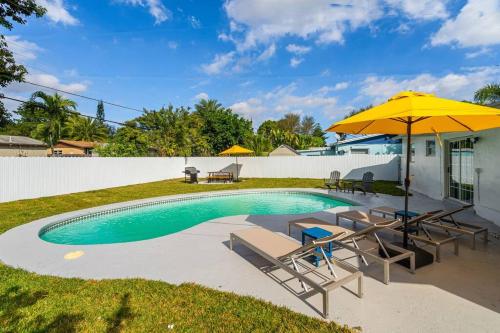 Modern Home 3 Bedrooms with Pool, 18 minutes to Ocean in Hollywood, USA
